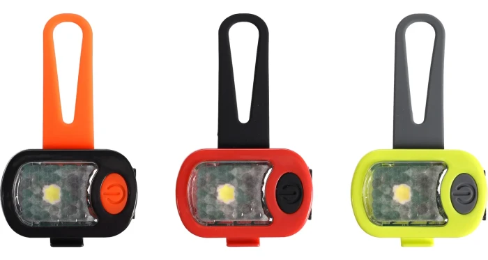 Flamingo Zawieszka do obroży - latarka Melvin. Materiał: silikon. Zawiera 1 ładowalną baterię LIR2032 i kabel USB. Elastyczny pasek. Światło LED widoczne do 300 m, z 3 trybami świecenia