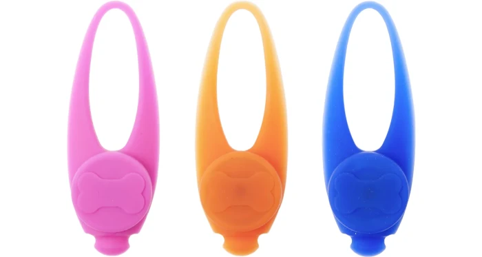 Flamingo Silikonowa przypinka Jada. Ta poręczna mała przypinka do obroży dla psa. Zawieszka posiada trzy tryby świecenia. Według zapewnień producenta światło LED widoczne jest do 300 metrów.