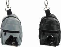 Flamingo Etui na woreczki  i smaczki  Benni. Zamykany na zamek błyskawiczny. Zawiera 1 rolkę z 15 workami. Z gumkami i karabińczykiem. Wymiary woreczka 320 x 220 mm