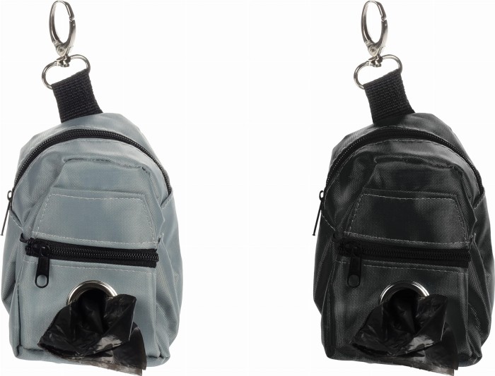 Flamingo Etui na woreczki  i smaczki  Benni. Zamykany na zamek błyskawiczny. Zawiera 1 rolkę z 15 workami. Z gumkami i karabińczykiem. Wymiary woreczka 320 x 220 mm