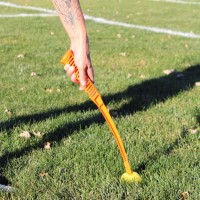 Hunter Zabawka dla psa wyrzutnia Flingerz Ball. Piłka wykonana z wytrzymałej gumy - można wypełnić ją smakołykami. Specjalny uchwyt ułatwia podniesienie zabawki bez brudzenia rąk_10