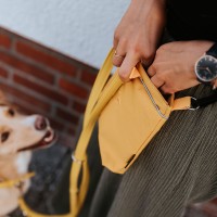 Hunter Saszetka na smaczki na ramię Alva musztardowa. Łatwe otwieranie i zamykanie za pomocą magnetycznego zamknięcia. Z odblaskową lamówką dookoła, zapewniającą dodatkową widoczność_11