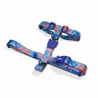 Zee Dog Szelki dla psa Glitch Error 404.Wykonane z poliestru teteronowego. Regulacja w obrębie klatki piersiowej oraz obręczy barkowej. Dwa d-ringi do podpięcia. Wielokolorowe. W typie guard_2