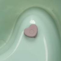 Flamingo Miska dla psa zielona Serce. Materiał: plastik  Zdejmowane antypoślizgowe nóżki. W kształcie uroczego serca. _4