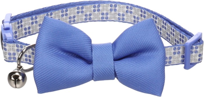 Flamingo Obroża dla kota z muszką niebieska. Produkt wyposażony został w tzw. „bezpieczne zapięcie”. Elementem wyróżniającym jest tu muszka. Dodatkowo w komplecie został dołączony dzwoneczek.