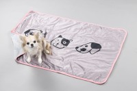 Flamingo Kocyk dla szczeniaka Oddi Rectangle. Materiał: plusz. Gramatura pluszu: 220 g/m². Można prać w temperaturze 30°C. Wykończony lamówką_6