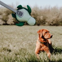 Hunter Zabawka dla psa wyrzutnia FLINGERZ™ Splash. Ułatwia podnoszenie zabawki bez brudzenia rąk. Szczególnie duża odległość rzucania zabawką jest możliwa bez większego wysiłku_16