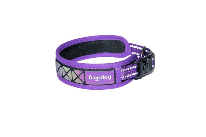 Freedog Obroża dla psa Boreal fioletowa. Wykonana została z nylonu oraz poliestru. Dodatkowo wewnątrz wyściełana została specjalną oddychającą siateczką. Odblaskowe elementy zwiększają widoczność.