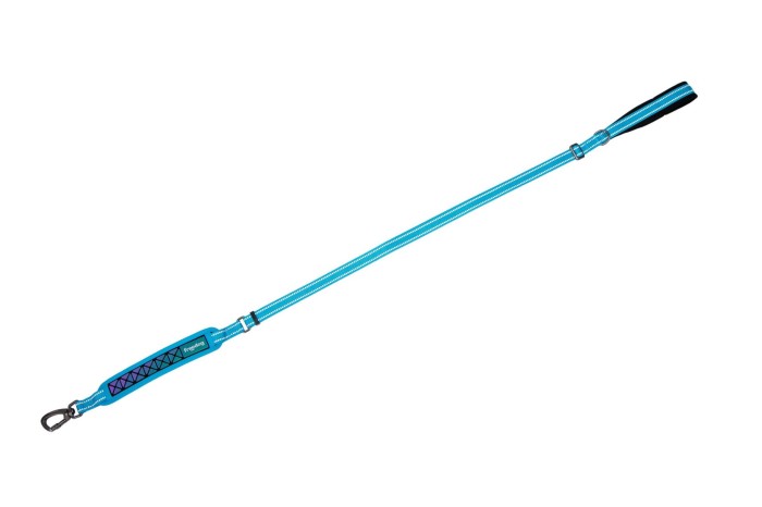 Freedog Smycz dla psa Boreal niebieska. Smycz posiada możliwość regulacji (poprzez metalowy suwak) do pożądanej długości do 120 cm - 180 cm. Posiada specjalny uchwyt umieszczony bliżej karabińczyka, który jest dodatkowym elementem ozdobnym.