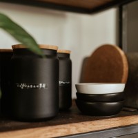 Hunter Miska ceramiczna dla kota Ovada czarna_2 Miska na jedzenie lub picie wykonana z wytrzymałej ceramiki.  Antypoślizgowa silikonowa obręcz na podstawie_2