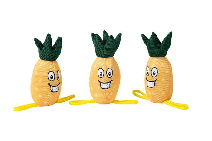 Freedog Zabawka dla psa do wody Ananas. Pluszak w kształcie ananasa wykonany został z materiałów pochodzących z recyklingu oraz wysokiej jakości poliestru. Unosi się na wodzie. W środku trzeszczący element.