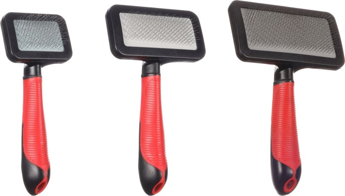 Flamingo Szczotka dla psa Slickerbrush Premium Soft. Materiał: plastik z wyjątkowo miękkimi szpilkami. Delikatnie wygięte, elastyczne szpilki pomagają rozplątywać kołtuny i rozczesywać sierść. Gumowa rączka zapewnia lepszy chwyt