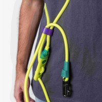 Zee Dog Smycz dla psa Hands Free Neopro Fluo. Wykonana z wodoodpornego, odpornego i łatwego w czyszczeniu materiału Neopro™. Wszechstronna smycz 4 w 1: smycz na pas, smycz przez ramię, smycz długa lub smycz krótka_3