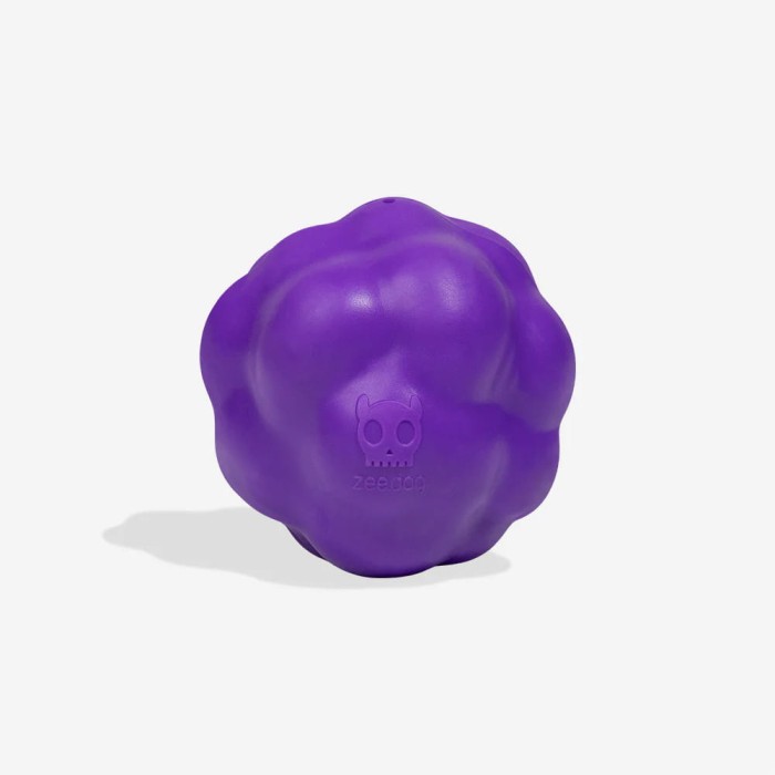 Zee Dog Zabawka dla psa House of 3D Ball. Fioletowa piłka. 1- Wytrzymały materiał TPR zapewnia długotrwałą zabawę 2- Wyposażona w wewnętrzną piszczałkę, która zapewni Twojemu psu zajęcie i rozrywkę 3- Idealna do rzucania i aportowania