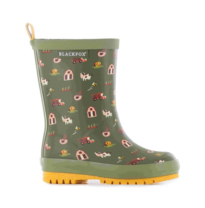 BlackFox  Kalosze dzięcięce Kansas khaki. Wykonane z naturalnej gumy. Bawełniano-poliestrowa podszewka gwarantuje, że stopy pozostają suche. Antypoślizgowa, żółta podeszwa zapobiega ich ślizganiu po mokrym podłożu. Wygodny uchwyt ułatwia ich zakładanie.