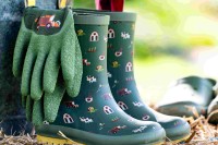 BlackFox Kalosze dzięcięce Kansas khaki. Wykonane z naturalnej gumy. Bawełniano-poliestrowa podszewka gwarantuje, że stopy pozostają suche. Antypoślizgowa, żółta podeszwa zapobiega ich ślizganiu po mokrym podłożu. Wygodny uchwyt ułatwia ich zakładanie. _2