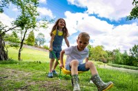 BlackFox Kalosze dzięcięce Kansas khaki. Wykonane z naturalnej gumy. Bawełniano-poliestrowa podszewka gwarantuje, że stopy pozostają suche. Antypoślizgowa, żółta podeszwa zapobiega ich ślizganiu po mokrym podłożu. Wygodny uchwyt ułatwia ich zakładanie_3