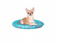 Freedog Mata okrągła chłodząca dla psa Donut Flamingo. Niebieska, z motywem różowych flamingów.  Co więcej, mata chłodząca pochodzi w 100% z recyklingu, co czyni ją ekologicznym wyborem zapewniającym wygodę Twojego zwierzaka_3