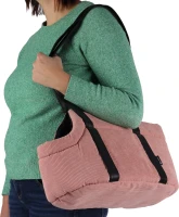 Flamingo Torba transportowa dla psa i kota Alessia . Z przyjemnego w dotyku i trwałego poliestru. Posiada miękką, piankową wyściółkę dla dodatkowego komfortu użytkowania. Wykończona sztruksem, który nadaje jej bardzo eleganckiego charakteru